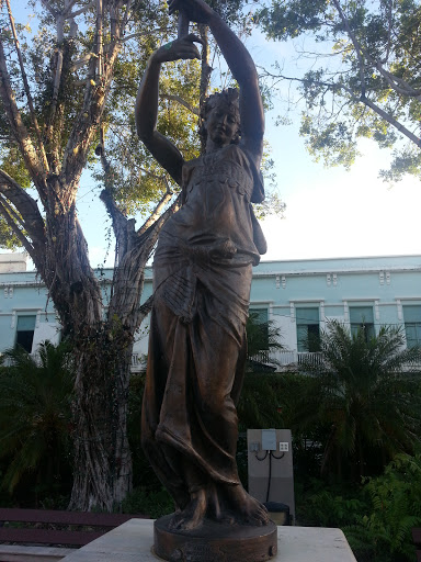 Mayaguez -  Plaza Statue Queen 