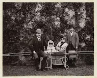 Groepsportret met centraal een vrouw in draagstoel