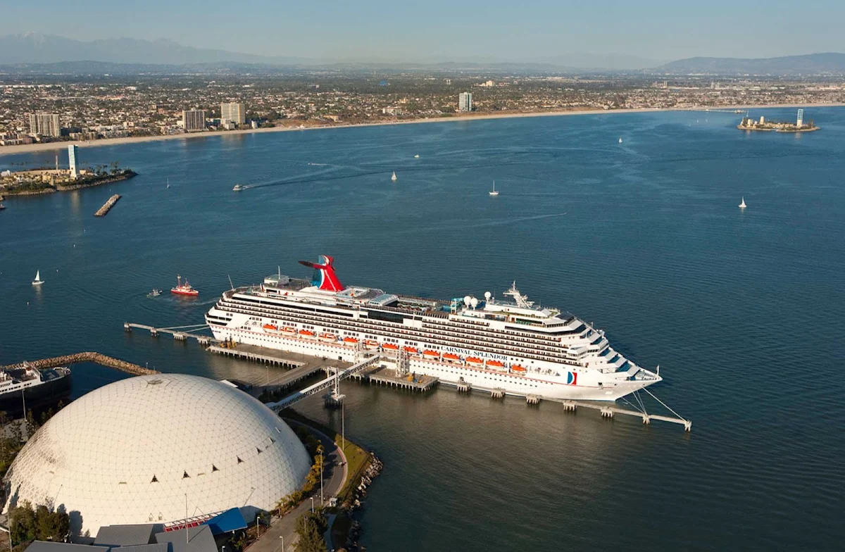 Carnival-Splendor-in-LA - Carnival Splendor entertains guests happy with four dining venues, 22 lounges and bars, two show venues and four pools. 