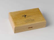 Houten doos bij munt '150 jaar Max Havelaar'