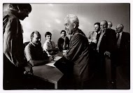 Burgemeester Smeets geeft toelichting aan de regionale pers