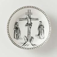 Schotel met een voorstelling van de kruisiging