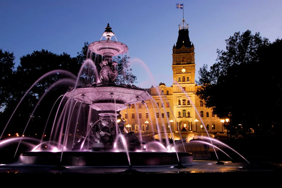 Fontaine-de-Tourny-Quebec-Parliament - The Fontaine de Tourny in front of Quebec's Parliament.