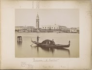 Gezicht op het Dogepaleis, de Campanile en omliggende gebouwen in Venetië met op de voorgrond een gondel