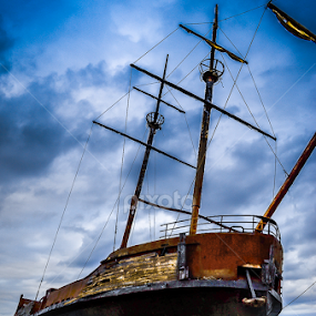 WELL GROUNDED by Udo Weber - Transportation Boats