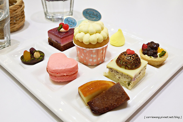 【台中蛋糕甜點】Sweet Emily法式甜品@台中市政旗艦店。杯子蛋糕繽紛可愛，環境華麗浪漫，飲料中規中矩