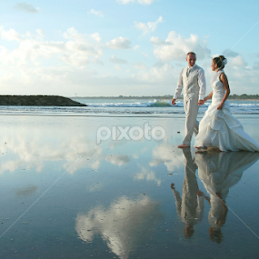 In the Beach by Amin Basyir Supatra - Wedding Bride & Groom