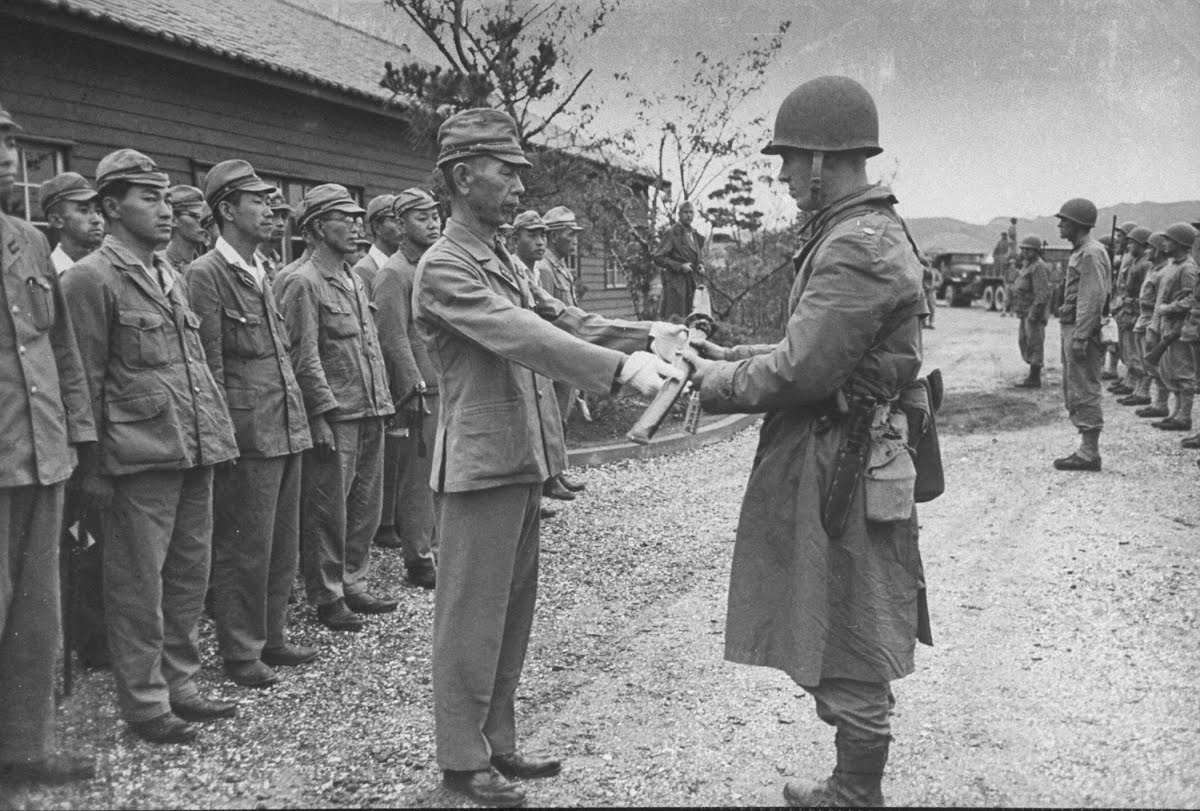 Поражение во второй мировой войне. Капитуляция Японии 1945. Капитулирующие японцы 1945. СССР Япония война 1945. Война СССР С Японией 1945 год.