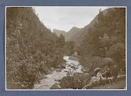 Gezicht op een kloof bij Ajer Poetin, op de voorgrond een vrouw en twee mannen