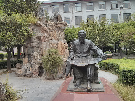 岳劼恒雕像