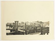 Wehrmacht soldaten bij een bus