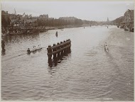 Roeiers op de Amstel, ten noorden van de Nieuwe Amstelbrug in Amsterdam