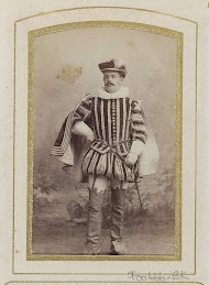 Portret van een man in kostuum met degen, aangeduid als J. Harmens