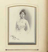 Portret van een jonge vrouw met opgestoken haren en lange ketting met hanger