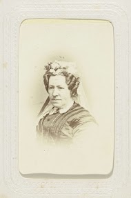 Studioportret van een oudere dame met op haar hoofd een voile