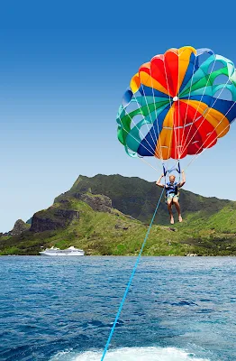 A Paul Gauguin guest experiences Moorea’s coastal beauty in a thrilling new way during a memorable parasailing adventure.