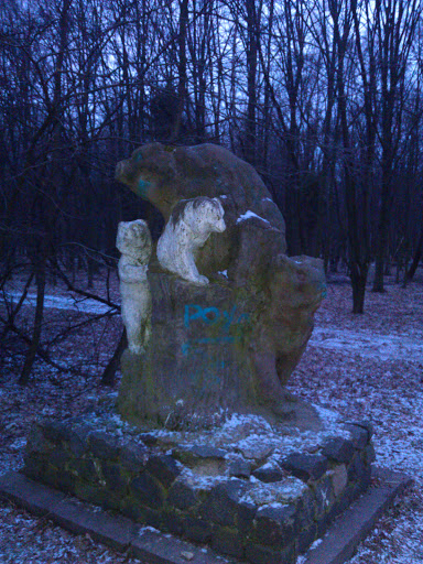 Статуя Медведи