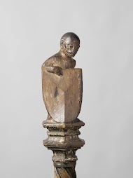 Wapendragende aap van de balustrade uit de Rolzaal in het Hof van Holland, Den Haag