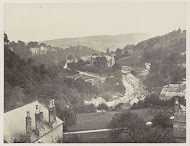 Panoramisch uitzicht op huizen, een kerk en een weg tegen een heuvelrug in Matlock