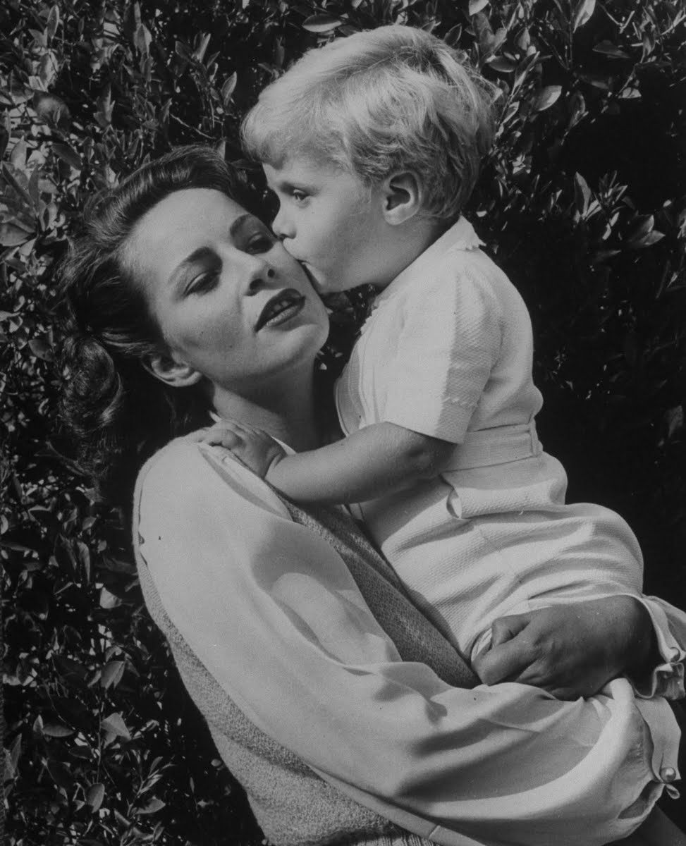 Ретро мамочки. Агостино 1962. Ретро мамочка видео. Ретро мамочка видео. Ретро мать с ребенком.