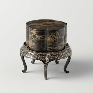 Doos, gelobd, op losse voet, met vergulde landschappen op zwarte grond