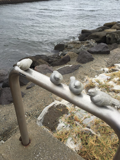 済田浜入り口の小鳥像