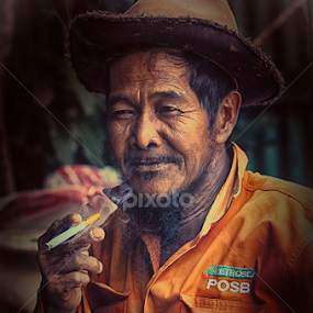 semi worker by Yudi Saksono - People Street & Candids