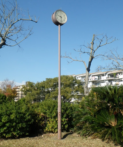 茶屋ケ坂公園ミニスポーツ広場の時計塔