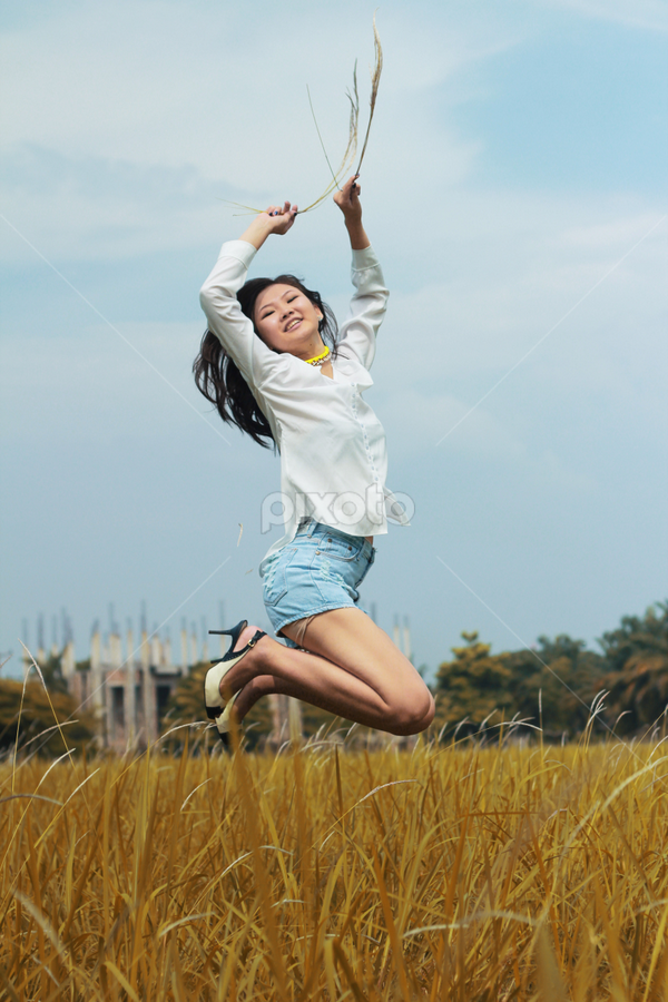 be FREE by Drianz Chen - People Portraits of Women