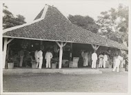 Mannen poserend met landbouwproducten bij een pendoppo in Gedong Tataan
