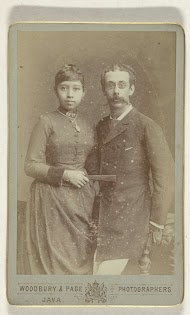 Studioportret van een echtpaar, een Javaanse vrouw en een Europese man
