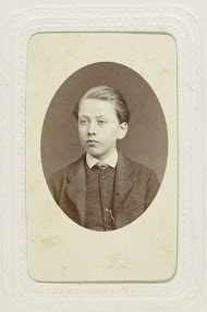 Studioportret van een jongetje in pak