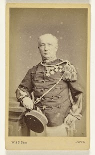 Studioportret van Generaal-Majoor G.B.T. Wiggers van Kerchem met onder andere zijn Militaire Willemsorde, met kepi