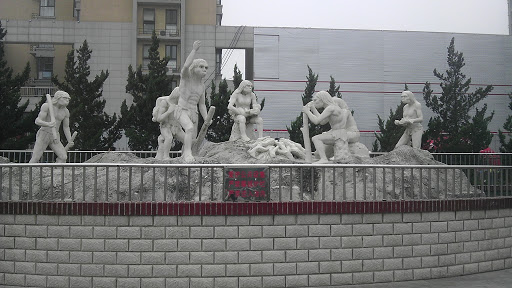 房山北京猿人家族石雕