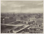 Gezicht over de Seine, met op de voorgrond rechts het uitgebrande Hôtel de Ville, Parijs