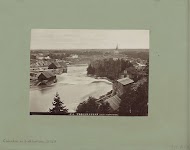 Gezicht op de watervallen en bebouwing van Trollhättan