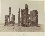 Groep mannen poserend bij de Poort van alle Naties (Poort van Xerxes) in Persepolis