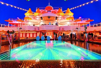 A quiet evening at Lido Via col Vento, on deck 9 of Costa Fascinosa.