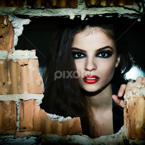 thru the dark by Ancuta Grigoras - People Portraits of Women