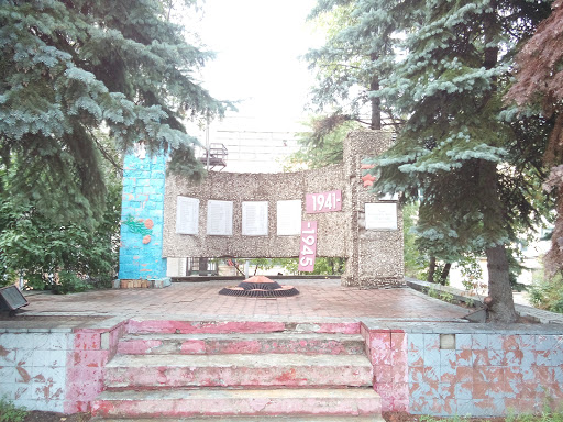 Памятник И.Якушенко