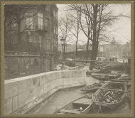 Boten langs een kade tijdens de overstroming van Parijs