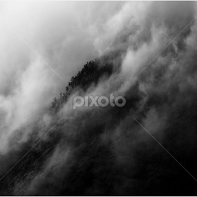 kabut turun menggulung di tepian by Ully Zoelkarnain - Landscapes Mountains & Hills