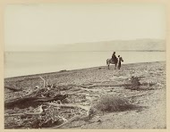 Ruiter en man aan de oever van de Dode Zee