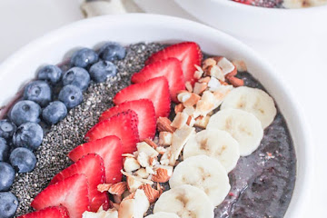 Vegan Berry Crunch Smoothie Bowl