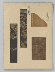 Vier textielfragmenten op een blad, borduursel op zijde