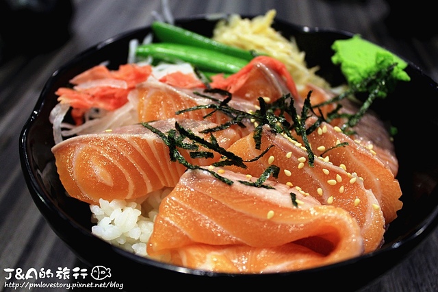 平價鮭魚丼有七大塊鮭魚、味噌湯&白飯無限供應!  百八魚場