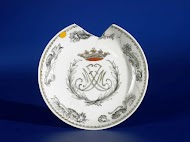 Schotel met een gekroond monogram en bladranken