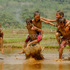 Balap Gendong by Erwin Saleh - Babies & Children Children Candids