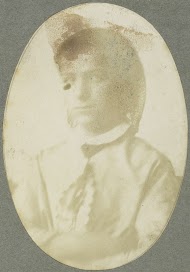 Portret van een jonge vrouw met haarnetje