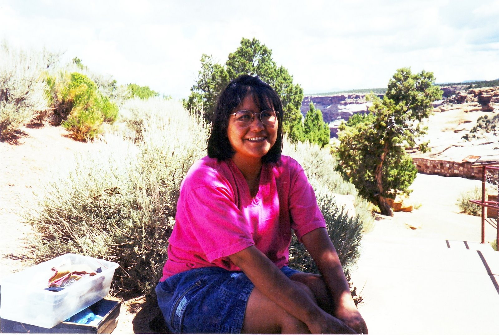 [Jeune femme Navajo vendant des bijoux Canyon de Chelly[2].jpg]